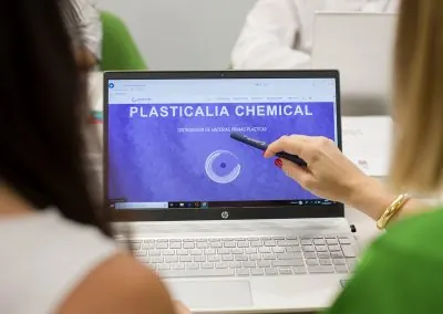 Web de Plasticalia Chemical en un portátil
