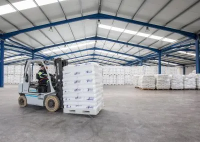 Almacén de Plasticalia Chemical con sacos de materia prima plástica