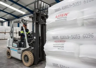 Carretilla elevadora en el almacén de Plasticalia Chemical