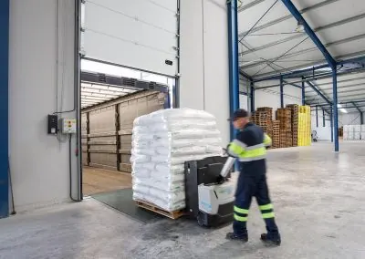 Preparación de pedidos en el almacén de Plasticalia Chemical