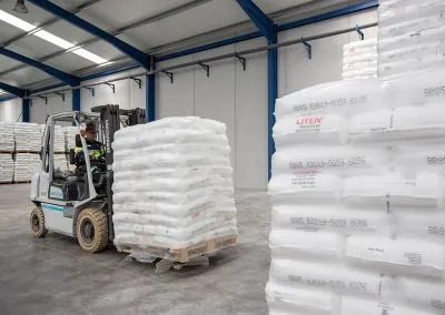 Palés de materia prima plástica en el almacén de Plasticalia Chemical