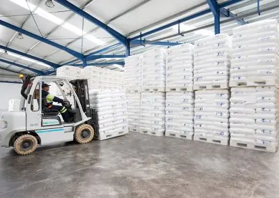 Almacén de Plasticalia Chemical con sacos de materia prima plástica